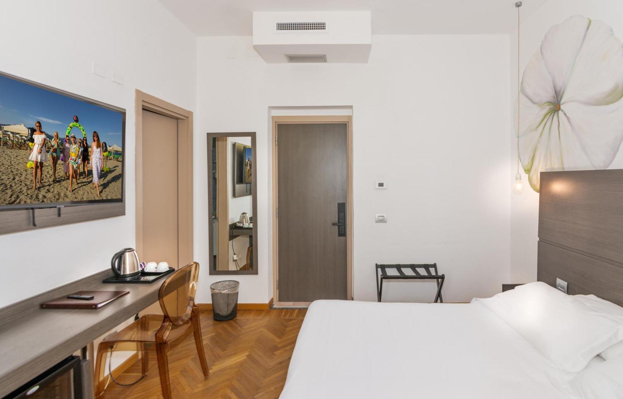 Hotel Tirreno Marina di Massa Ngoại thất bức ảnh